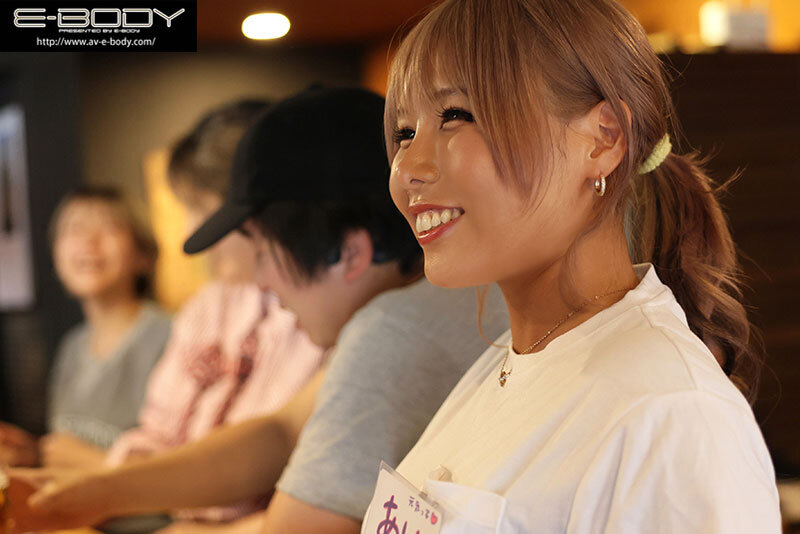 「愛那あい 巨乳ギャルが3P・4Pで濃厚フェラ披露!日焼け跡がセクシーなGカップ看板娘のAVデビュー作」のサンプル画像2枚目