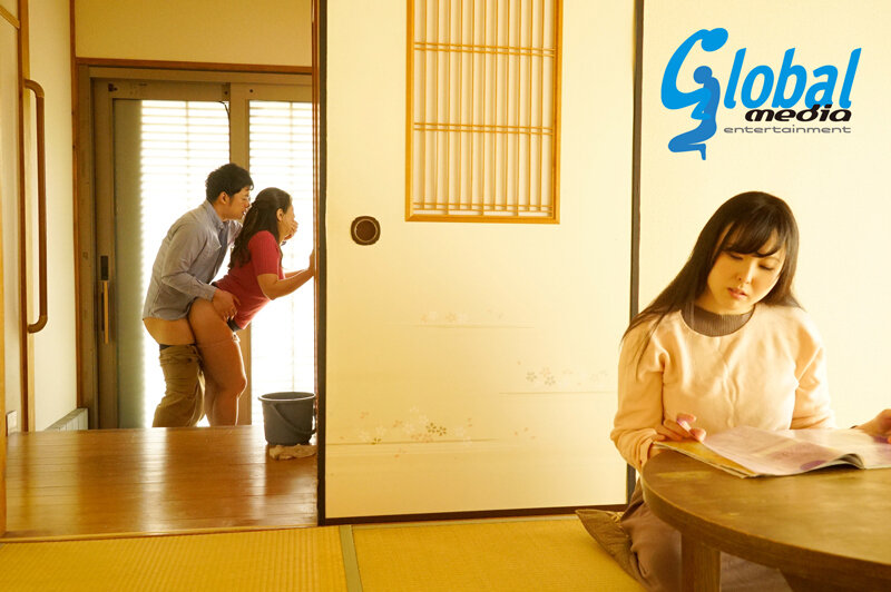 「御子柴美花が魅せる禁断の義母との秘密関係|熟女人妻が息子の心を奪う背徳愛」のサンプル画像2枚目