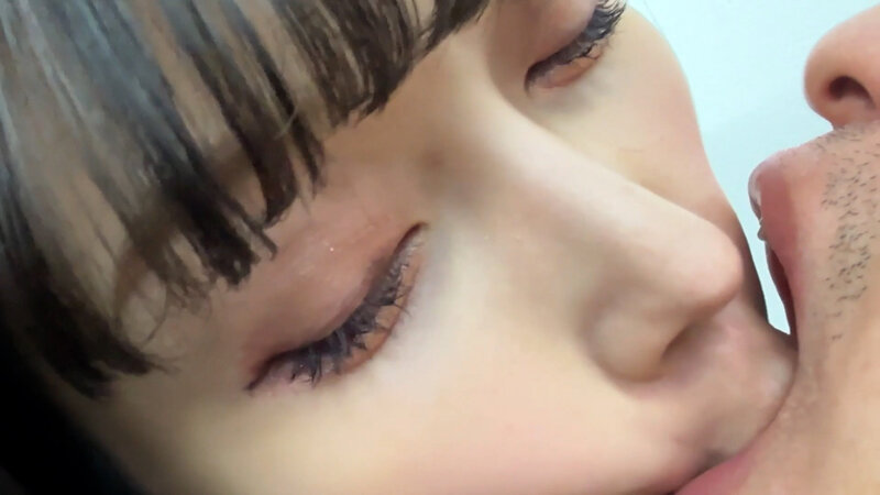 「【素人ナンパ】アパレルお姉さんひなみちゃんに街中キス交渉！接吻プレイで悶絶する美女の反応が最高」のサンプル画像15枚目