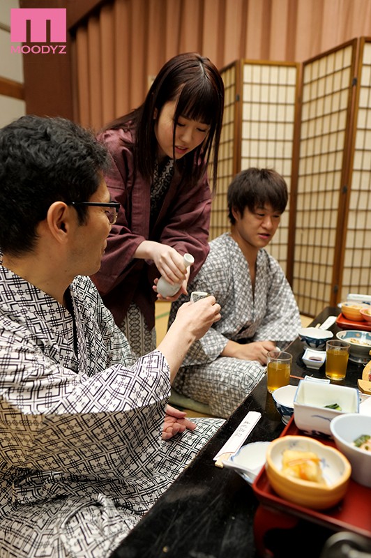 「水卜さくらが巨乳を揺らして3P・4Pで辱められる温泉接待プレイに悶絶」のサンプル画像2枚目