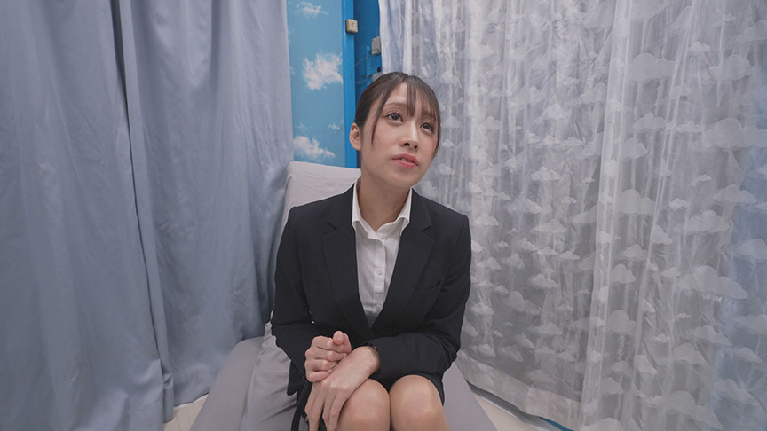 「就活女性がおま○こ丸出しくぱぁ~しながらクリ責め潮吹き我慢面接!剥きでた敏感初心クリトリスにブチュと真空吸引ローターで連続イキ潮噴射が止まらない!!撮って出し!マジックミラー号~こはる編~」のサムネイル