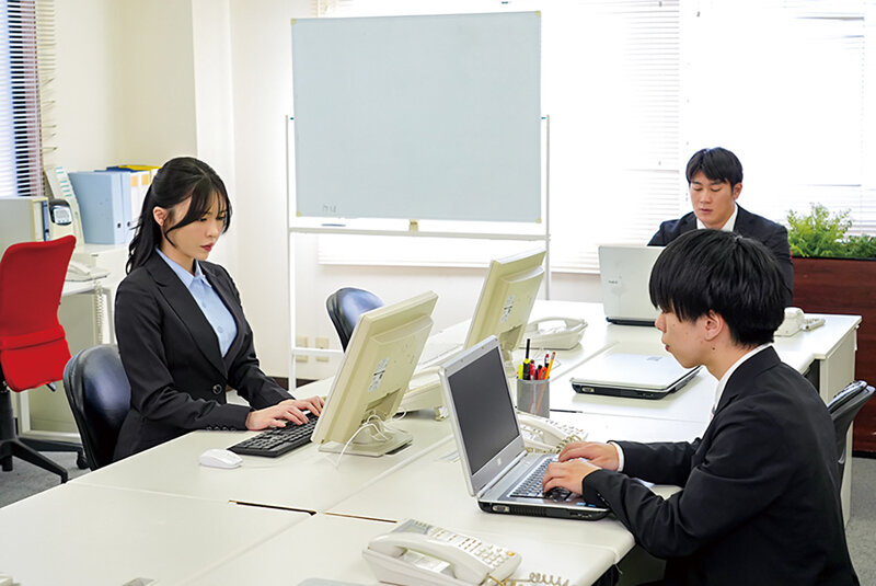 「【黒島玲衣】巨乳人妻が取引先に寝取られる不倫NTR性接待!身体を何度も弄ばれる妻の姿」のサンプル画像4枚目