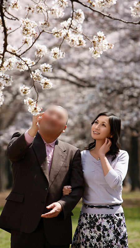 「熟年人妻の濃厚フェラと中出しセックスで絶頂アクメ!巨乳熟女夫婦の愛情たっぷり5組」のサンプル画像3枚目