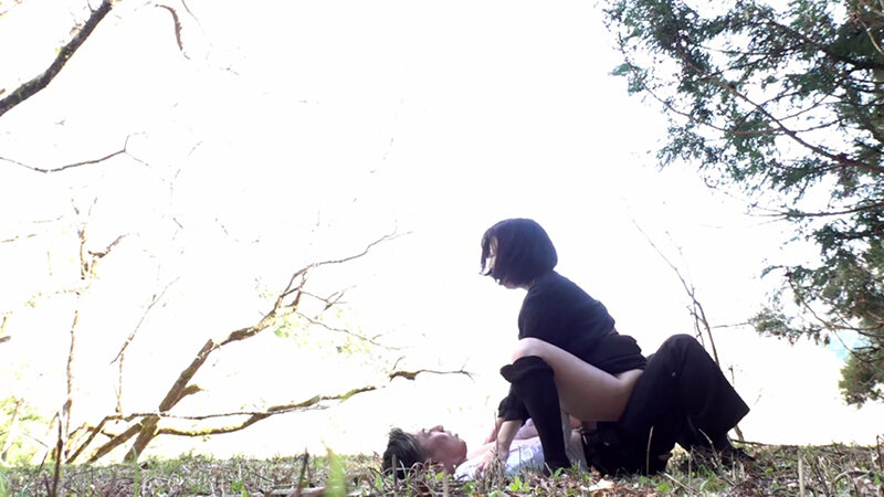 「倉本えり・和泉亮子が魅せる未亡人の情欲｜喪服熟女人妻の野外露出と中出し濃密プレイ」のサンプル画像18枚目