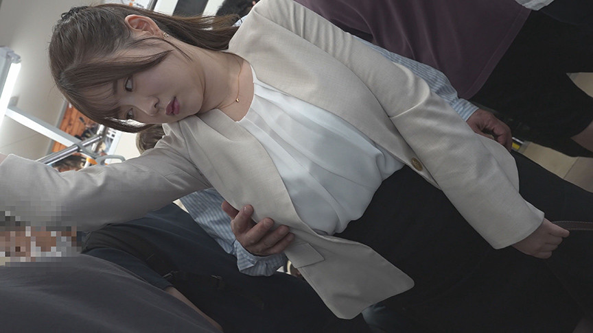 「【素人OL】神乳美女が電車で痴漢被害！敏感乳首を責められ抵抗できない新卒リクルートスーツ女子」のサムネイル