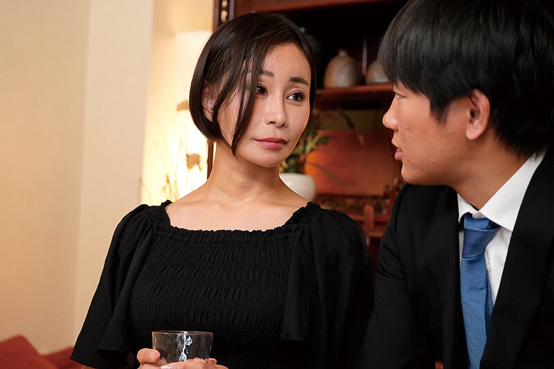 「明里ともか 巨乳熟女義母のフェラがエロい！パイパン未亡人が娘婿を誘惑する濃厚プレイ」のサンプル画像3枚目