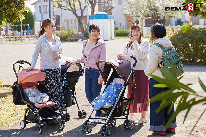 「【素人人妻】巨乳ベビーカーママがマジックミラー号で中出し!産後敏感おっぱいに悶絶する主婦の本気イキ」のサンプル画像4枚目