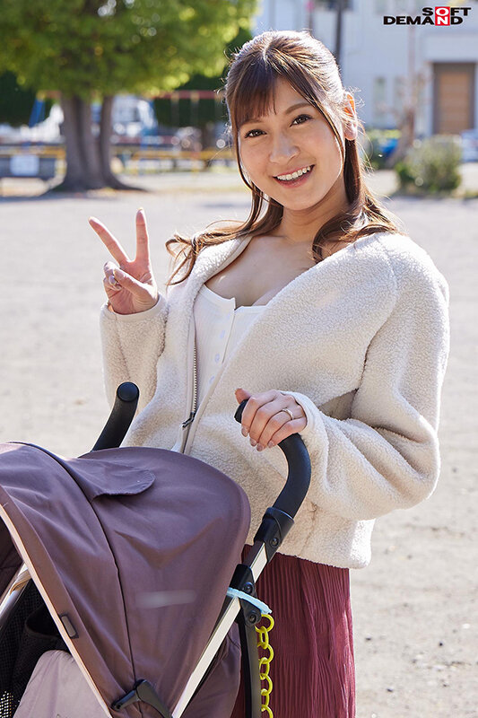 「【素人人妻】巨乳ベビーカーママがマジックミラー号で中出し!産後敏感おっぱいに悶絶する主婦の本気イキ」のサンプル画像8枚目