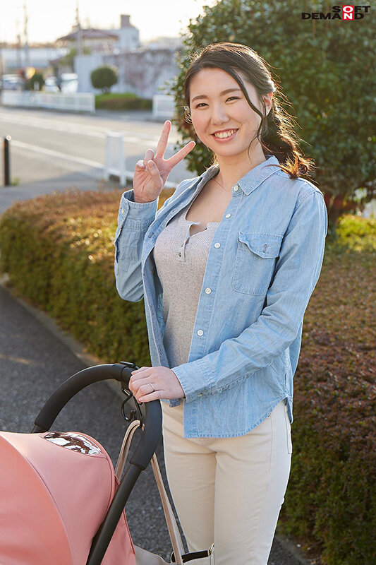 「【素人人妻】巨乳ベビーカーママがマジックミラー号で中出し!産後敏感おっぱいに悶絶する主婦の本気イキ」のサンプル画像9枚目