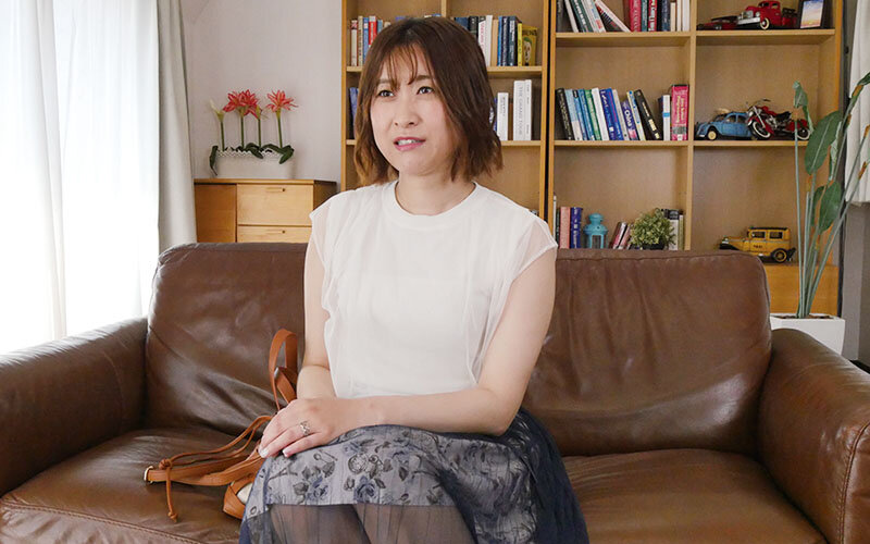 「鮎川万里香が中出し懇願！素人人妻が旦那に内緒で秘めた欲望を解放する衝撃作品」のサムネイル