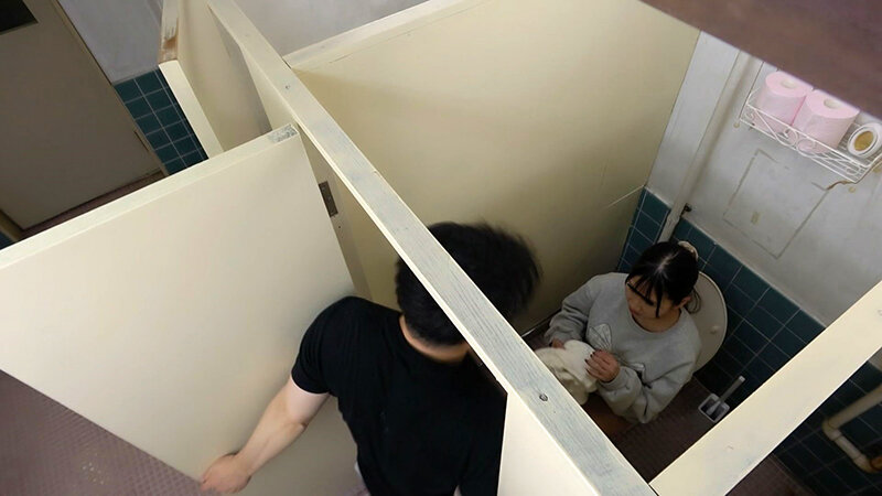 「【素人女子大生】某女子大の校内トイレで羞恥プレイ&中出しセックス|リアル盗撮風映像」のサンプル画像5枚目