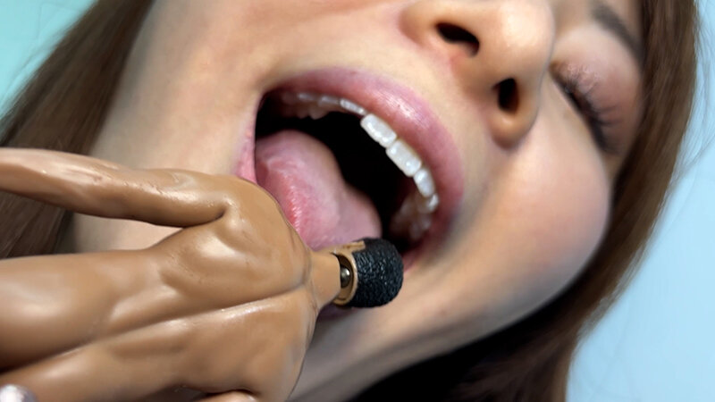 「素人お姉さんれなちゃんをナンパ！M男人形を唾液たっぷり舐めまわす濃厚プレイ」のサンプル画像4枚目