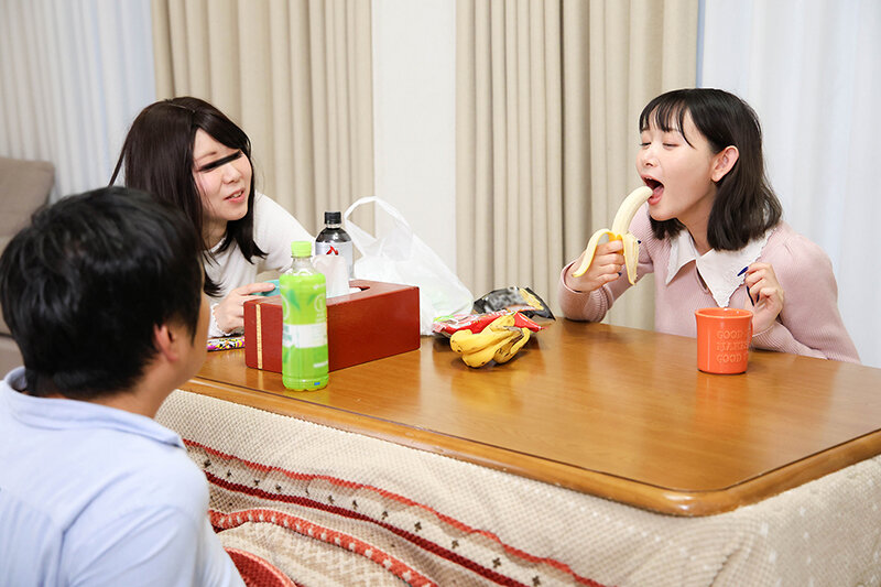 「【痴女】即尺パンチラ美女の亀頭責め手コキフェラで大量顔射！興奮必至の射精誘惑テクニック」のサンプル画像16枚目