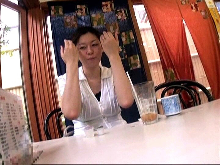 「【人妻・主婦】不倫旅行で乱交に溺れる美人妻の秘密の温泉旅行ドキュメント」のサンプル画像2枚目