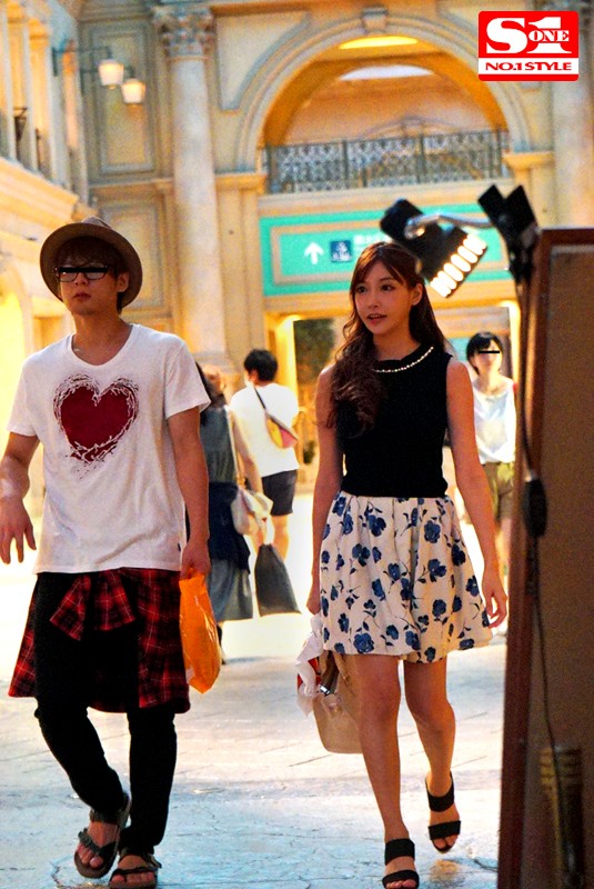 「明日花キララの盗撮ドキュメント｜巨乳セクシー女優がナンパ師に口説かれる衝撃映像」のサンプル画像3枚目