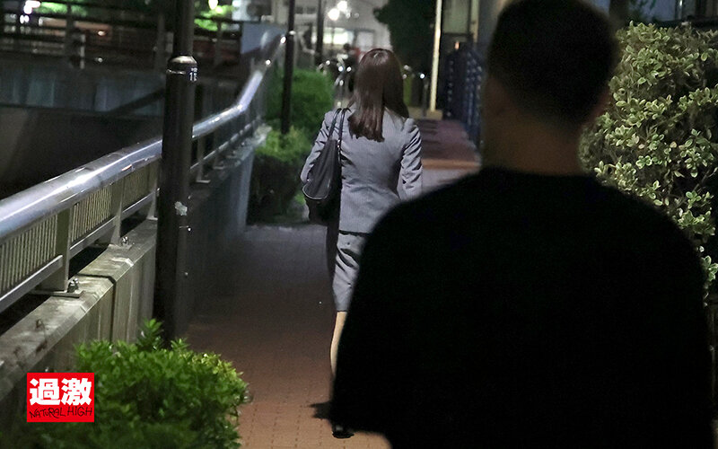 「スレンダー女子校生が中出しイラマチオで激しく責められ絶頂！OL風美女の本気悶絶プレイ」のサンプル画像3枚目