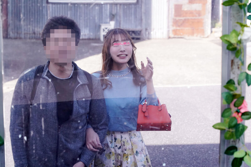 「【素人人妻】清楚な奥様がデカチン体験で夫の前でNTR中出しされる寝取られマジックミラー号」のサンプル画像2枚目