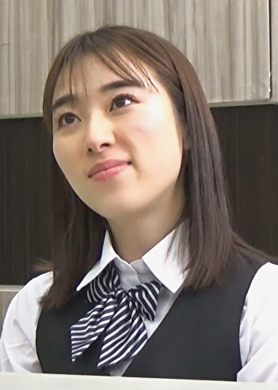 「手で押さえても漏れ出す喘ぎ声!受付嬢のカウンターの下で彼女をまさぐる怪しい男!」のサムネイル