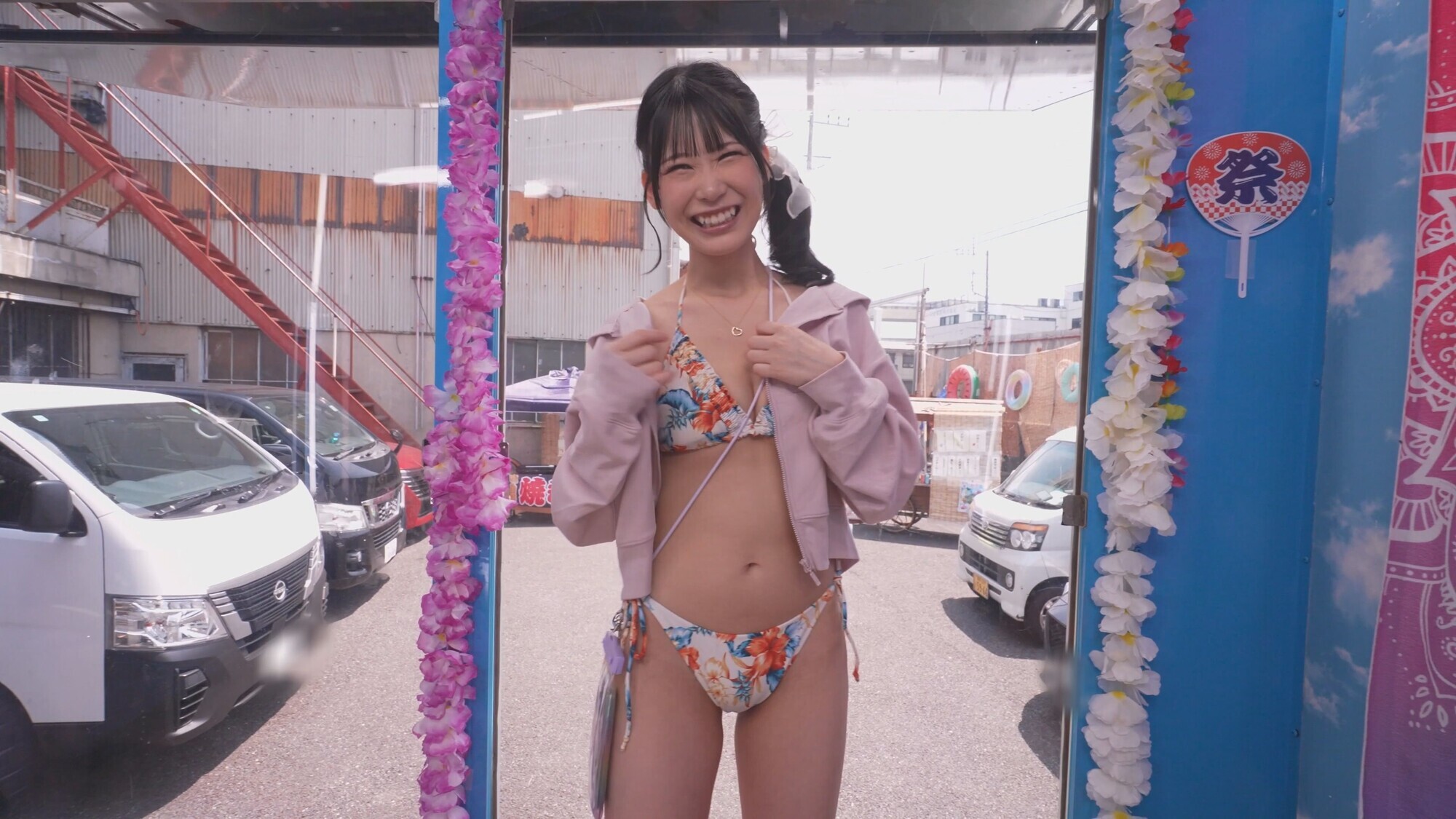 「プリ尻ビキニギャルが汗だくアナルを嗅がれ舐められ大赤面!肛門クンニの虜になって尻穴*ひくひく生ハメ中出しSEXしちゃった発情サマービッチちゃん 撮って出し!マジックミラー号~ひまり編~」のサムネイル