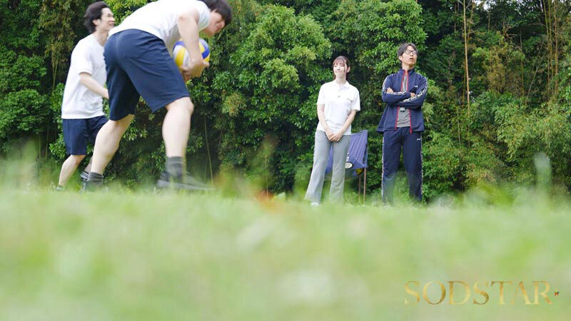 「彩月七緒が巨乳を揺らして3P・4P中出し体験！美人顧問が部員たちに徹底奉仕する衝撃展開」のサンプル画像2枚目