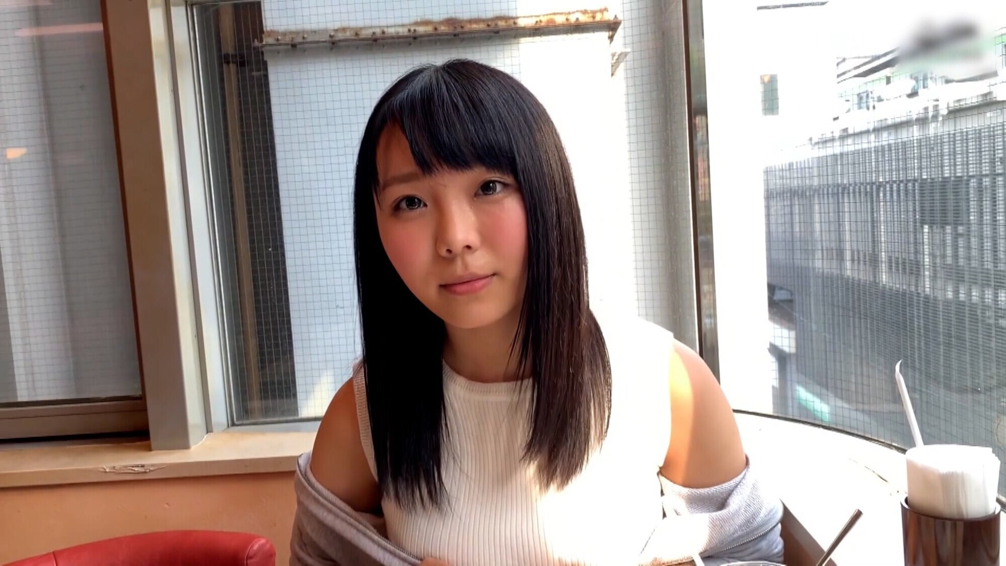 「愛嬌のある笑顔が性格の良さを物語る若さ溢れる乙女とマッチアプリでラブホにイン!個撮テイでナシクズシ的な嵌め撮りSEX!」のサムネイル