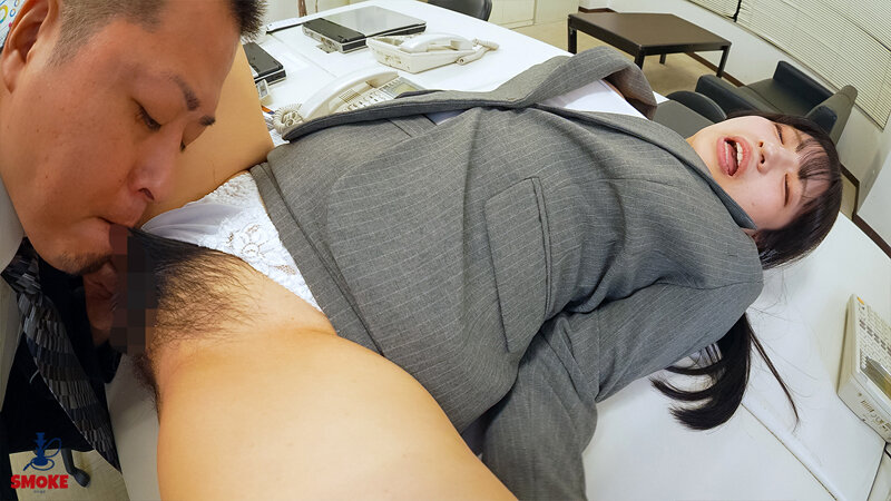 「【一色さら】巨乳OLが残業中のオフィスで上司に中出し＆クンニ責めされる濃厚セックス」のサンプル画像4枚目