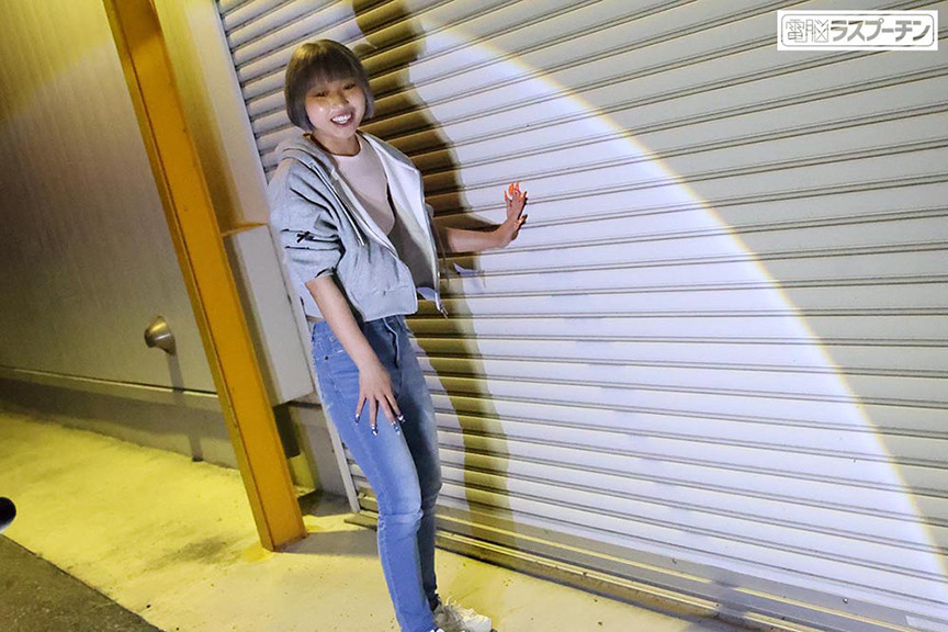 「【ギャル】ノーブラ配信女が廃倉庫で彼氏と不法侵入中にカメラを奪われ集団に襲われる衝撃映像」のサムネイル