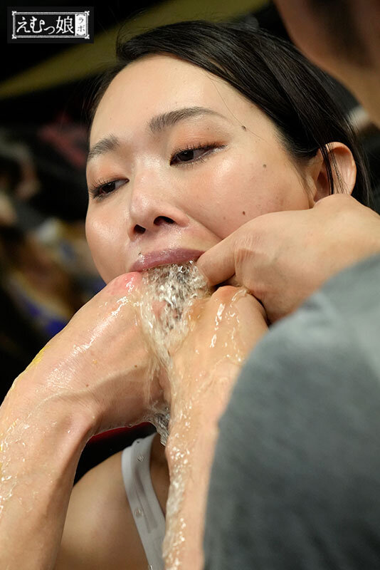 「三池小春 格闘家M女が挑む過激イラマチオ＆3P・4Pプレイ｜喉奥責めに悶える姿が話題」のサンプル画像2枚目