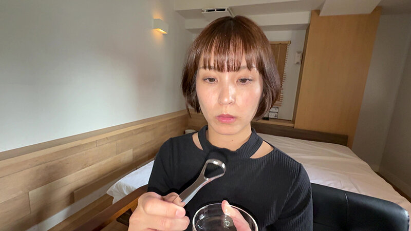 「【玉城夏帆】素人お姉さんをナンパ！舌ブラシで汚舌苔採取する個人撮影動画」のサンプル画像9枚目