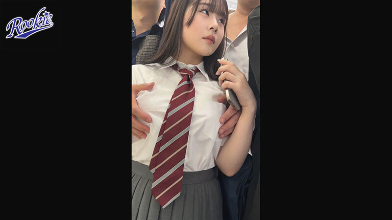 「桜庭ももなが電車で狙われる！盗撮・イタズラから寝取りNTR中出しアクメまで鬼畜プレイ集」のサンプル画像3枚目