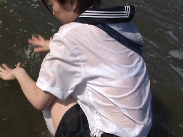 「【セーラー服】濡れ透けフェチ必見！制服JKの恥じらい姿がエロ可愛い人気動画」のサンプル画像7枚目