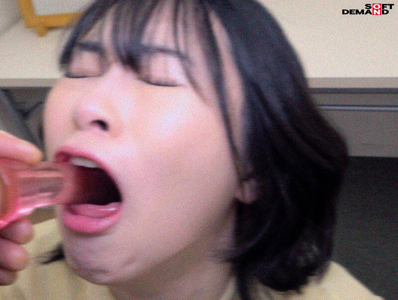 「門倉すず 素人アイドルが喉奥トレーニングでフェラ＆イラマチオ披露する衝撃映像」のサンプル画像12枚目