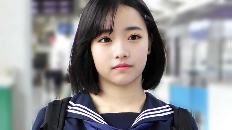 「美少女制服女子が電車内で辱めを受ける羞恥プレイ|興奮必至の過激シチュエーション」のサンプル画像18枚目