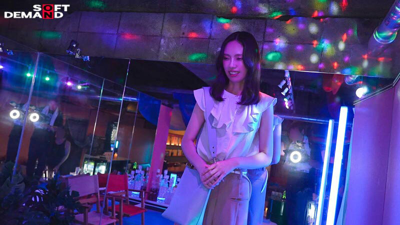 「長身スレンダー人妻・栗原早苗が初めての3P・4P大乱交で絶頂!49歳の本気イキ体験」のサンプル画像10枚目