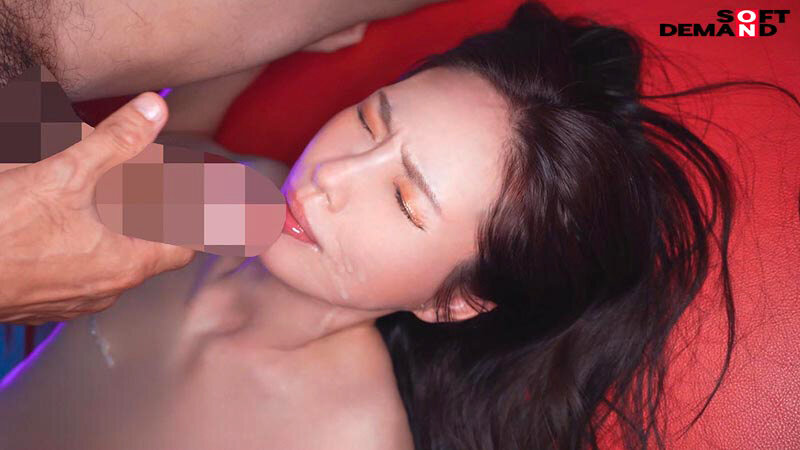 「長身スレンダー人妻・栗原早苗が初めての3P・4P大乱交で絶頂!49歳の本気イキ体験」のサンプル画像18枚目