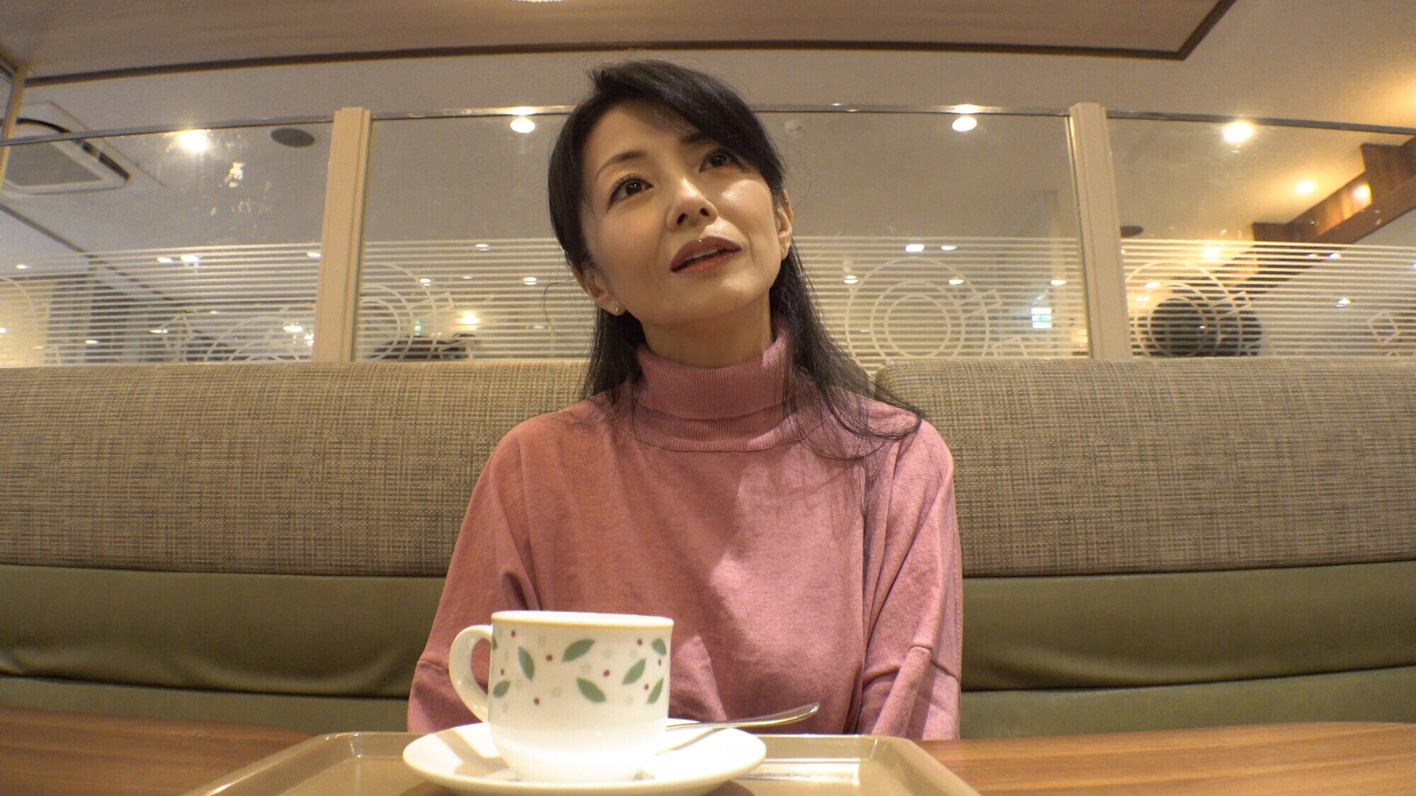 「料理教室の生徒たちからモテまくる美魔女先● 衰え知らずのヤリたがりマ〇コに大量中出し!!」のサンプル画像3枚目