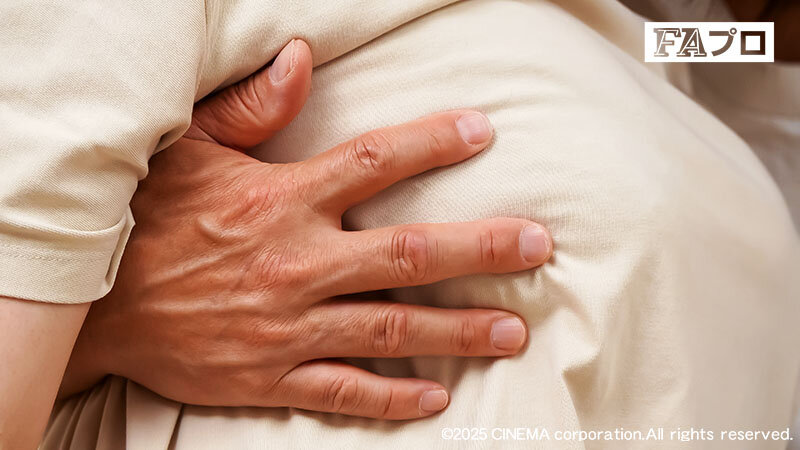 「白雪美月のぽっちゃり巨乳×巨尻ボディが魅せる幼馴染との禁断シチュエーション動画」のサンプル画像4枚目