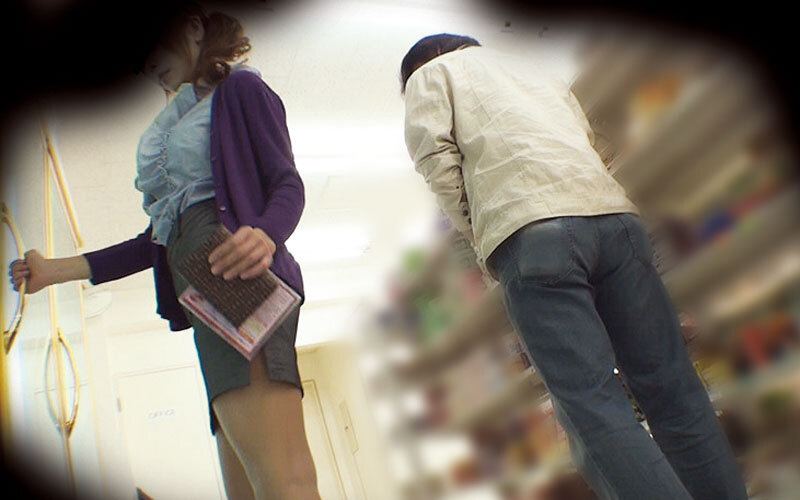 「【素人OL】職場で盗撮・イタズラ指マン！スポーツ観戦中の過激お触りハプニング映像」のサンプル画像12枚目