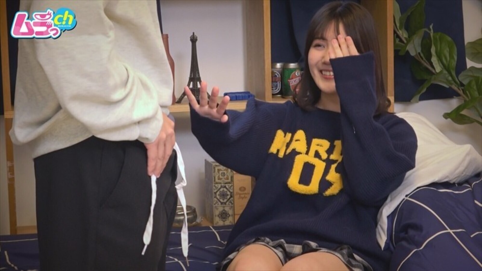 「ニンゲン観察 「昨日あんなに誘ってきたじゃんw」サークル宅飲みで酒にのまれ誘惑してきたくせにシラを切るマンゲボーボーの女友達にお預け朝勃チ●ポでモーニングリベンジSEX！」のサンプル画像4枚目