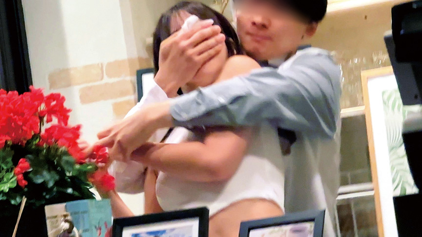 「ノーブラ誘惑 美容室 巨乳美容師4名」のサムネイル