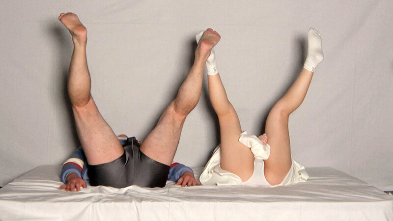 「【素人女子大生】彼氏の前で寝取られ中出しSEX！ドキドキシルエットクイズで禁断の展開に」のサンプル画像4枚目