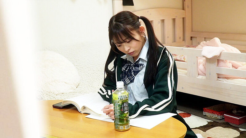 「素人女子校生の覚えたてオナニー盗撮！制服姿の貧乳美少女が指マンで感じる一人エッチ」のサムネイル