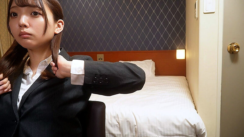 「【素人OL】ビジネスホテルで盗撮された巨乳美人の無防備オナニー｜制服姿の隠し撮り映像」のサムネイル