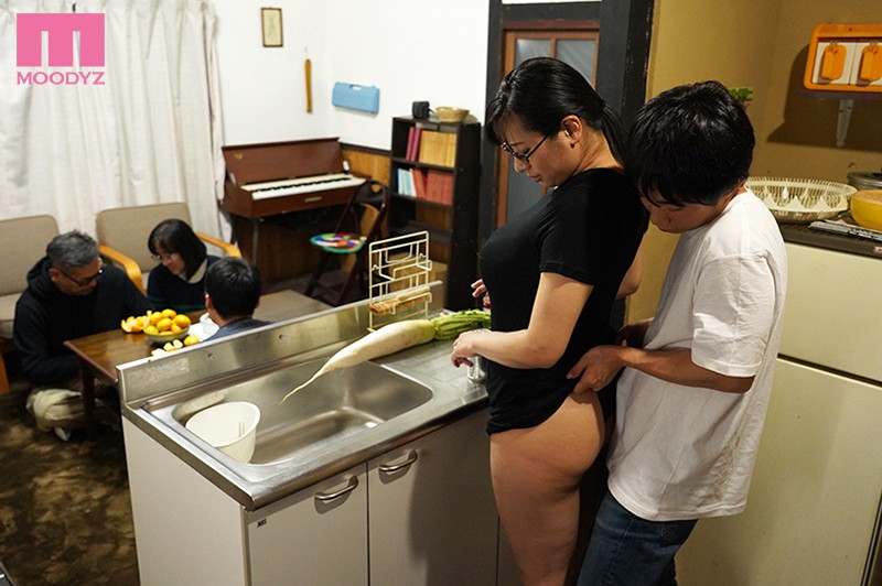 「【春菜はな】巨乳人妻おばさんとの禁断の近親相姦で中出し連発！超名器の肉体に溺れる」のサムネイル