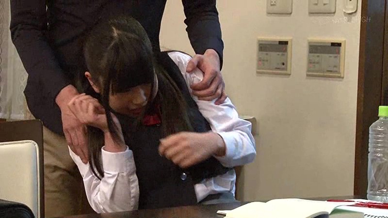 「【女子校生】家庭教師に我慢できず絶頂お漏らし!学生服姿で羞恥プレイに悶える美少女の放尿映像」のサンプル画像15枚目