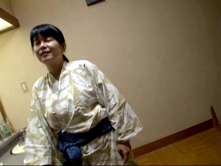 「【人妻不倫】欲求不満な主婦が温泉旅行で乱交プレイに溺れる背徳の人妻ドラマ」のサンプル画像10枚目