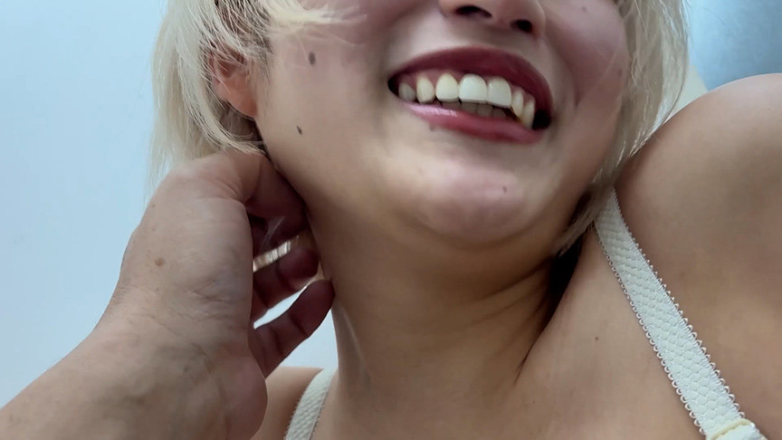 「【素人ナンパ】美容部員はるのちゃんへの街角くすぐり体験！可愛い反応がたまらない」のサムネイル