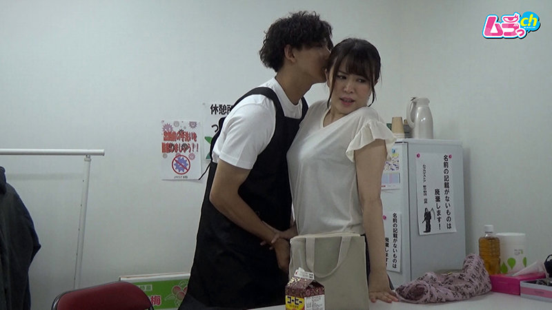 「【素人人妻】巨乳の隠れ淫乱妻が年下大学生に迫られ潮吹き絶頂する盗撮映像」のサンプル画像7枚目