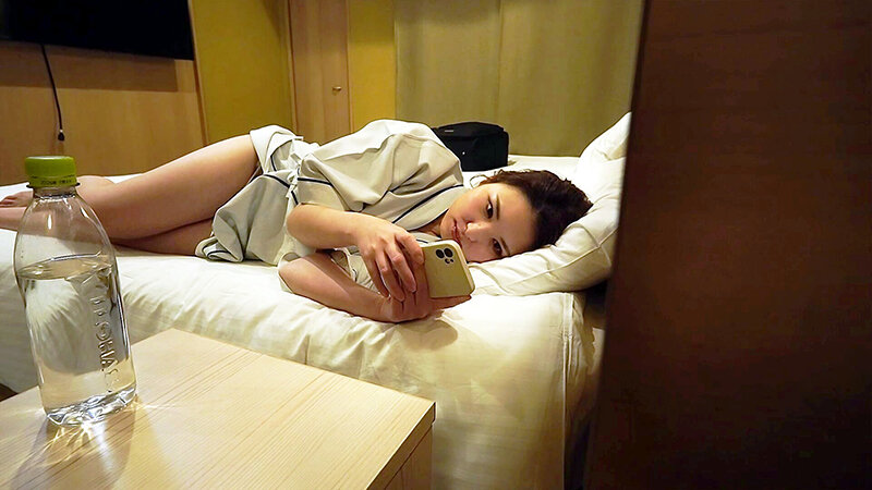 「【素人OL】制服姿の巨乳美女がホテルで無防備オナニー｜盗撮・のぞき系で興奮必至の秘蔵映像」のサンプル画像5枚目