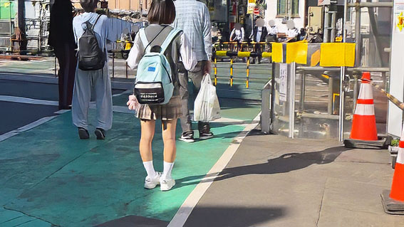 「つきまとい ハツラツと遊び回る南国の香りがする小さな手足を元気いっぱい動かしながらパンチラも気にしない、まだちいさいのに化粧を覚えてスカートも短く色づき始め、二つ結びで活発そうにリュックを揺らし、手をつなぎ元気よく歩く少女を何日もつきまとい観察し○○○○！孕ませ射精！美少女○○○Special2」のサンプル画像16枚目